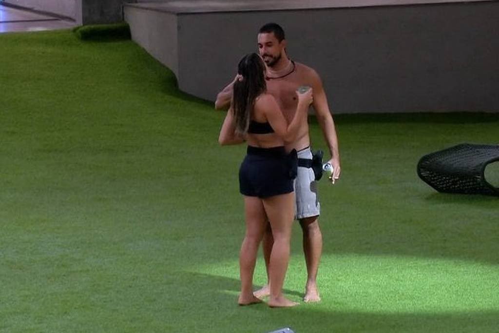 Internautas pedem expulsão de Maike do BBB25 após agarrar Renata pelo pescoço