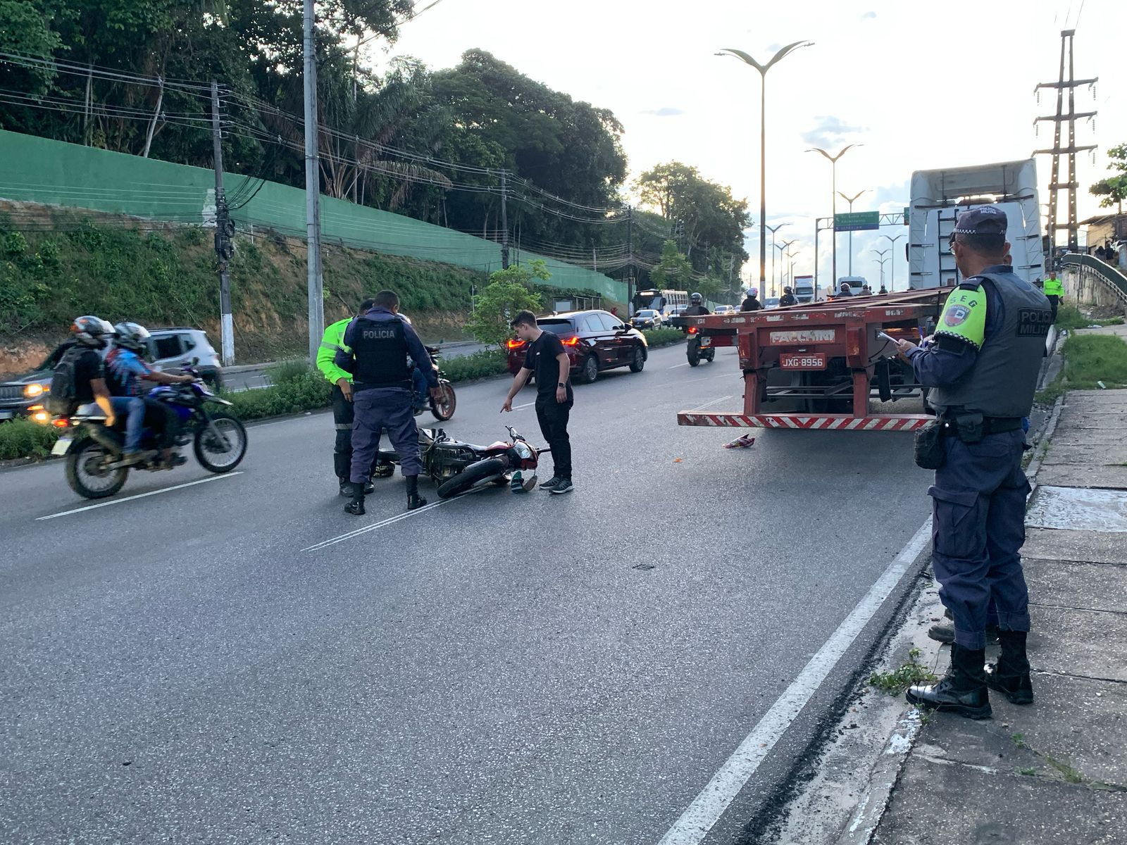Motociclista colide com caminhão em acidente violento na avenida Rodrigo Otávio