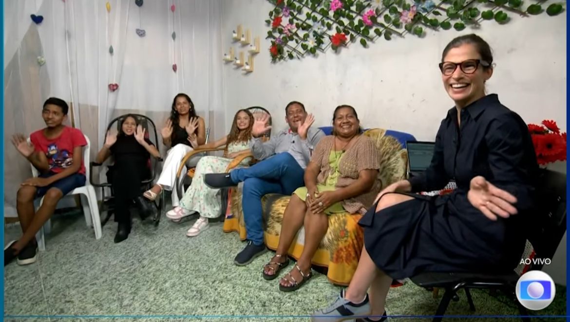 Família de Manaus recebe Renata Vasconcellos para gravação do Jornal Nacional