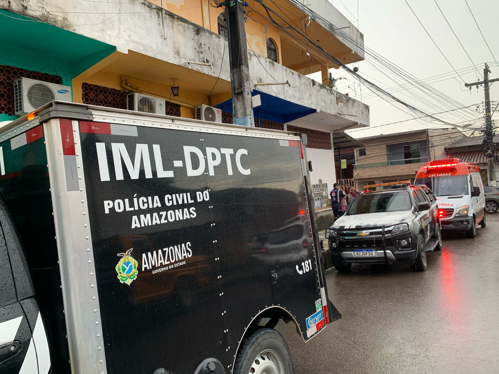 Vizinhos encontram mulher morta no banheiro de quitinete no Parque 10; filho autista estava na casa