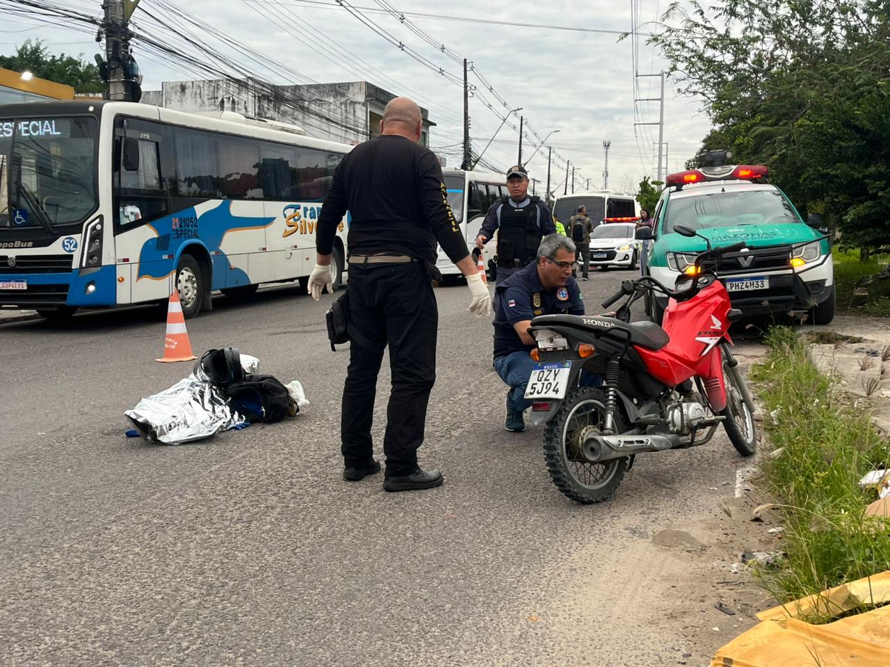 Idoso morre ao bater em buraco e cair de motocicleta na Av. Camapuã