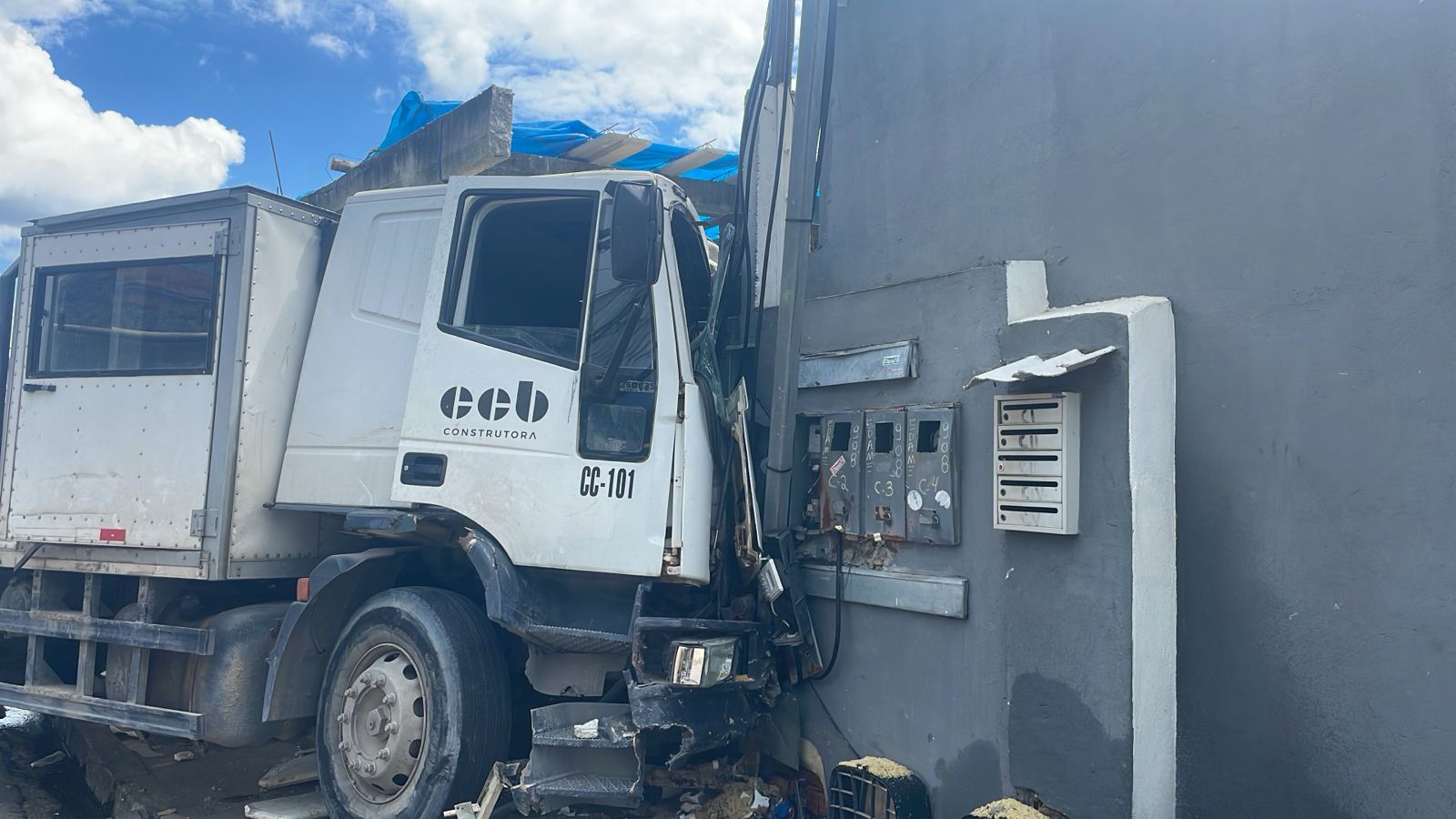 Caminhão desgovernado atinge casa e garota fica ferida no Lírio do Vale