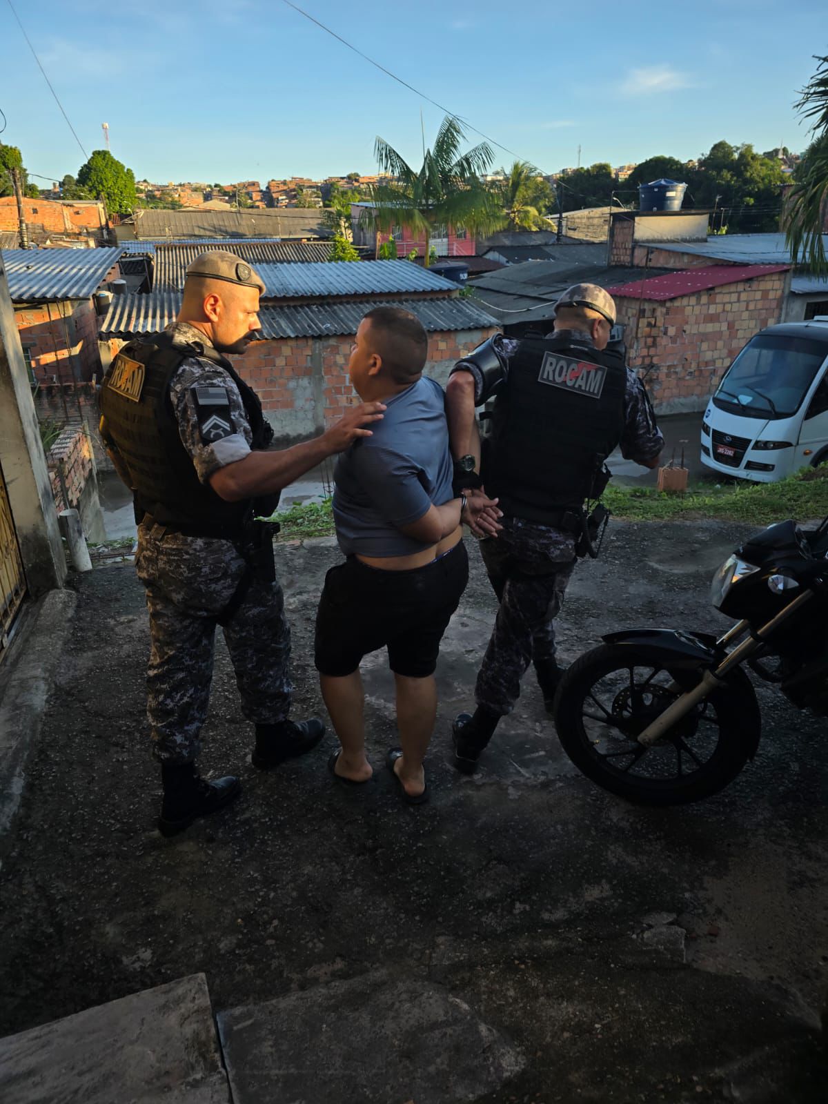 Por ciúmes, homem atira em vizinho e bala fica presa na região da boca em Manaus