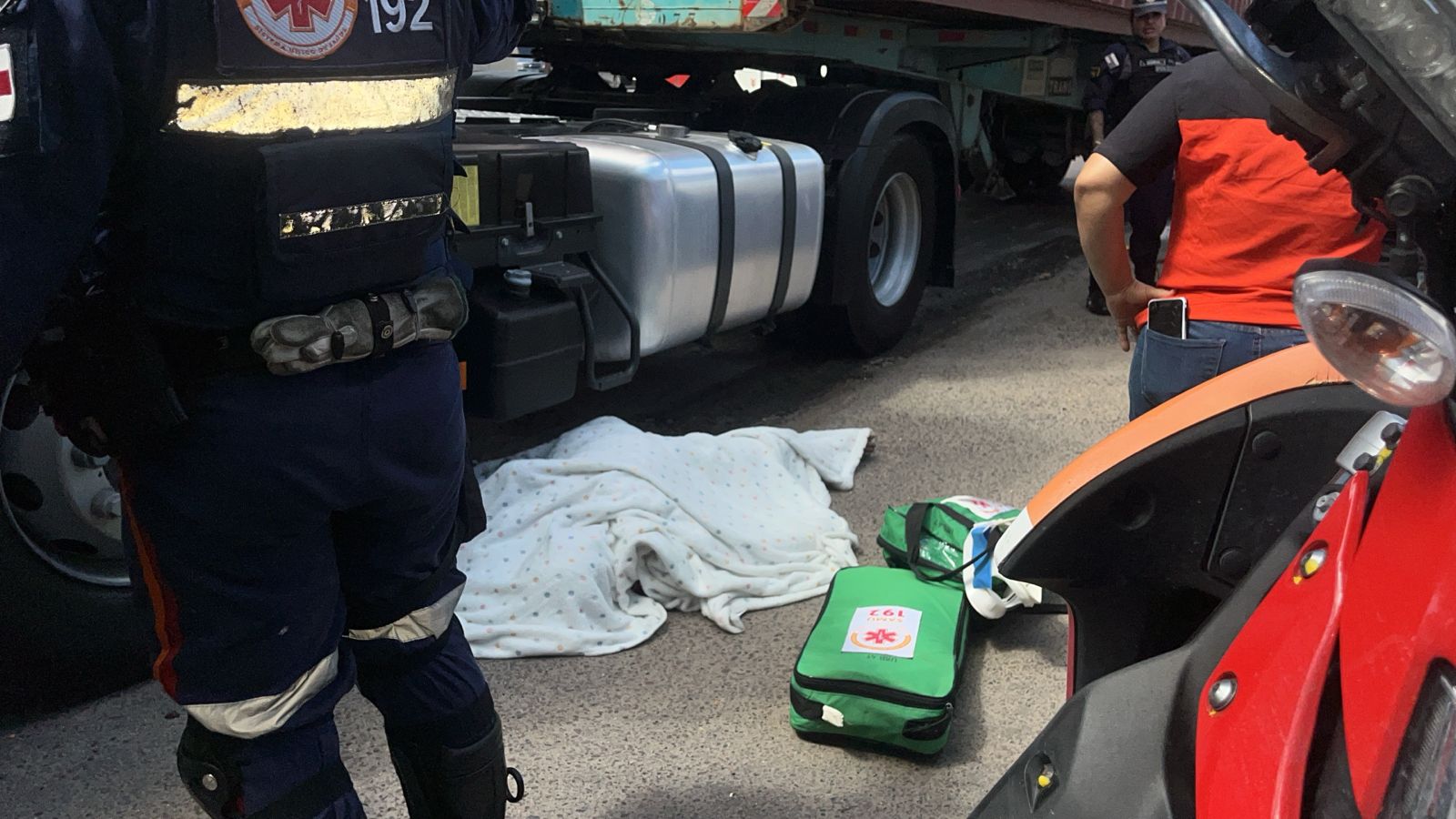 Mulher morre ao ser esmagada por carreta durante acidente no Monte das Oliveiras