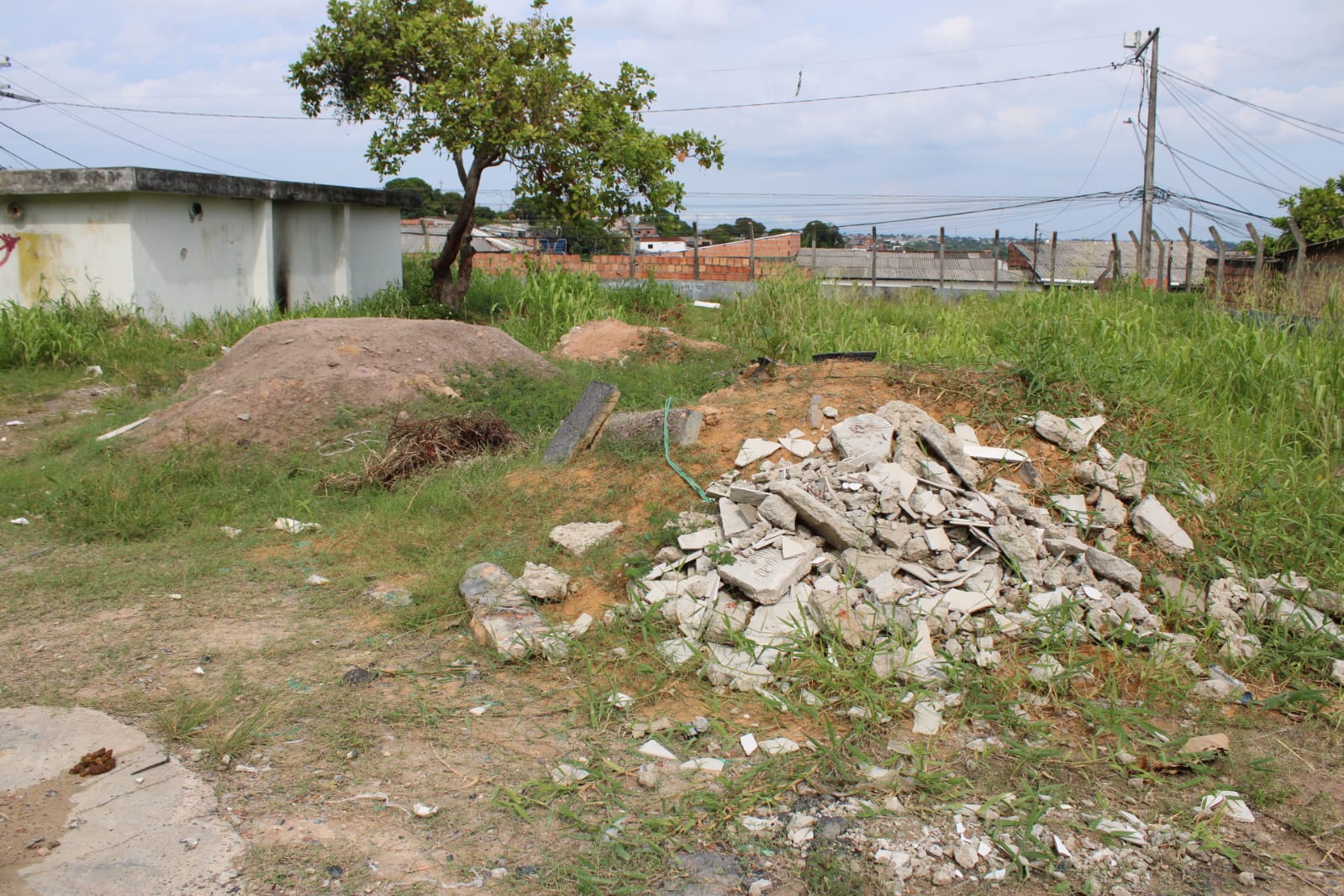 Moradores da Cidade Nova cobram providências da Águas de Manaus por caixa d'água abandonada