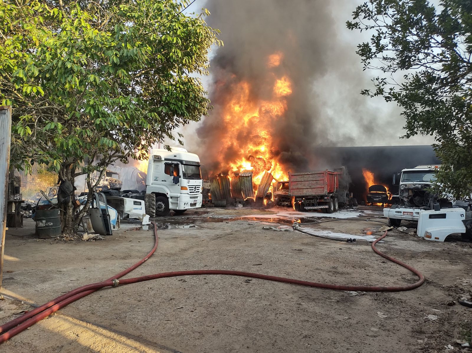 Incêndio destrói depósito de fábrica de colchões e oficina em Manaus; vídeos