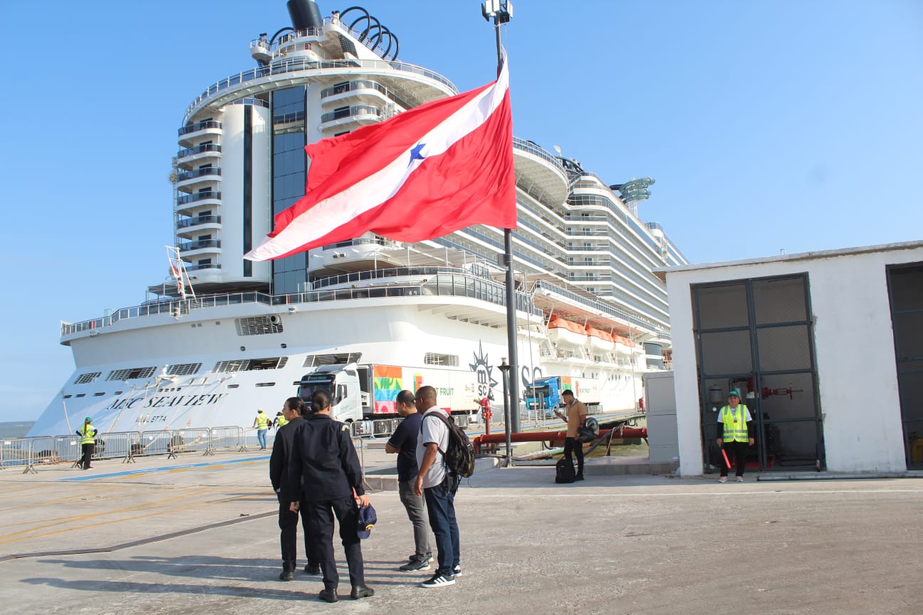 Navios gigantes ancoram em Belém para servir de hotéis de luxo na COP30
