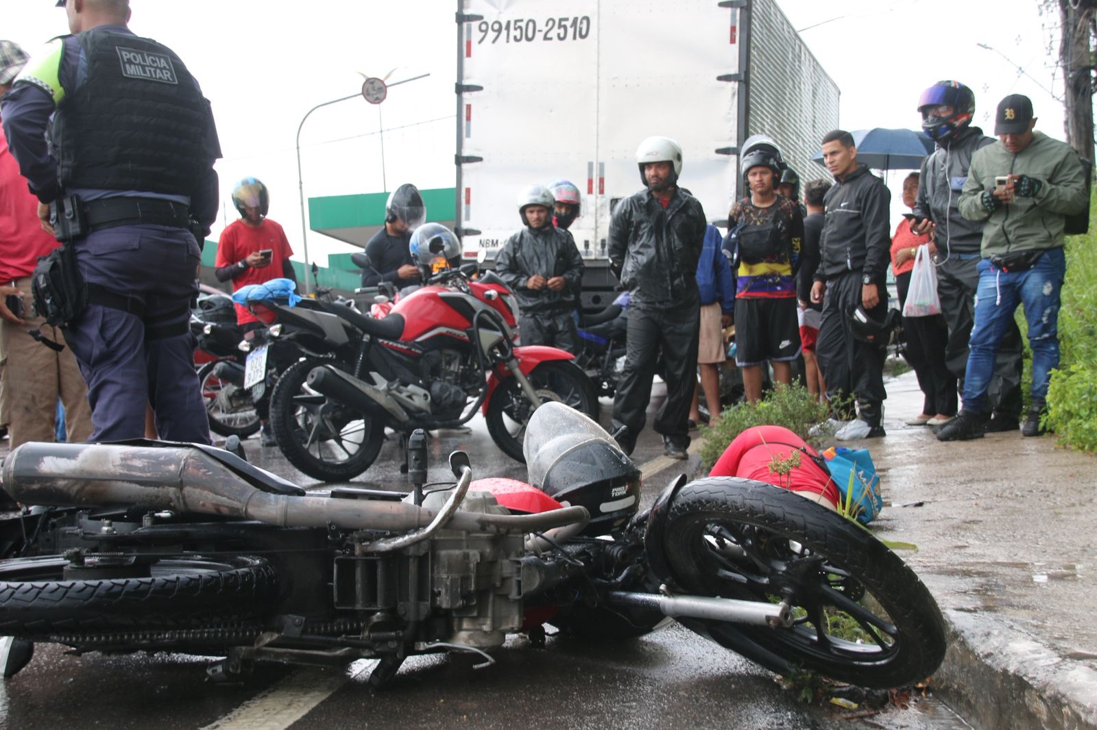 Motociclista de app morre esmagado por caminhão na Av. Torquato Tapajós 