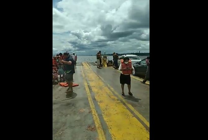 Passageiros entram em pânico após rebocador afundar e balsa ficar à deriva no Rio Negro