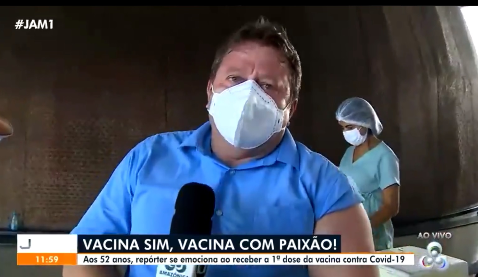 Repórter da Rede Amazônica Paulo Paixão se emociona ao se vacinar ao vivo