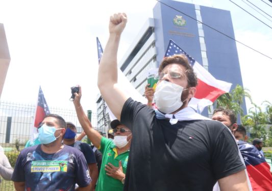 Com bonecos e caixões, população volta a pedir impeachment de Wilson Lima