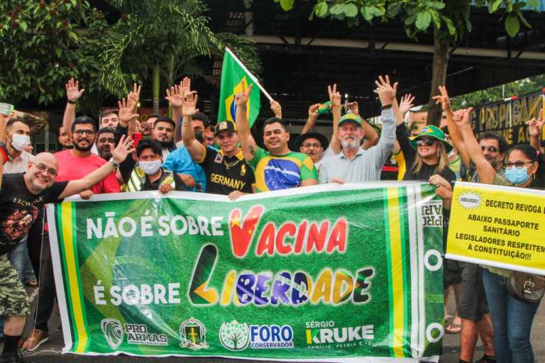 Grupo protesta em frente à Câmara Municipal de Manaus contra obrigatoriedade da vacina