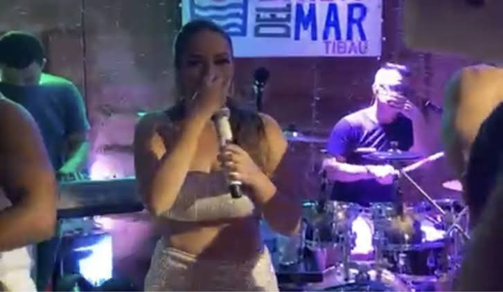 Vídeo: Cantora viraliza após interromper show por cheiro de pum: ‘Igual a esse, nunca senti’