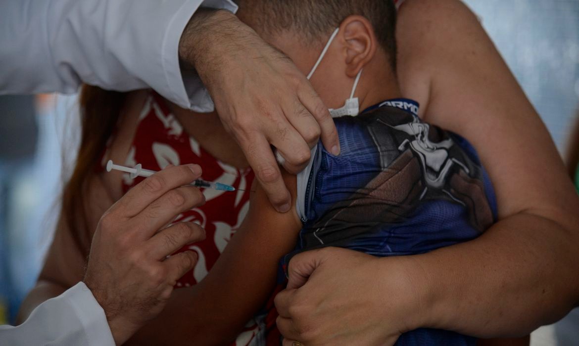 Mais de 1,4 mil crianças e adolescentes receberam vacina errada no Amazonas