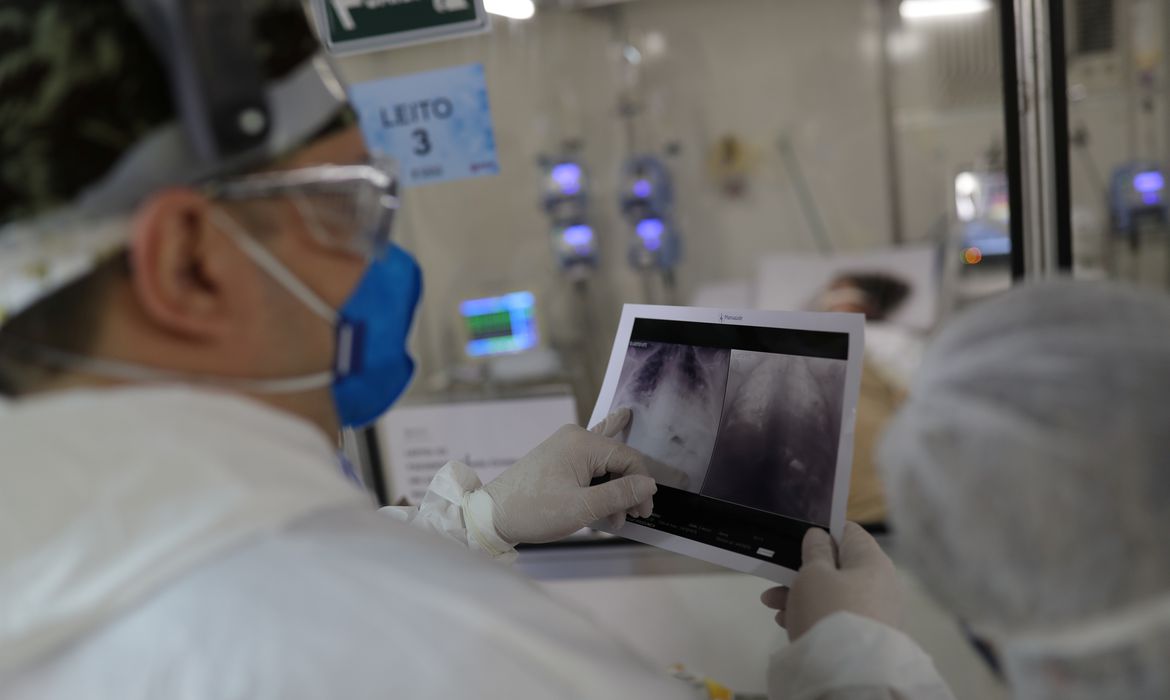 Mortes param de cair e indicam início de nova onda de casos no Brasil