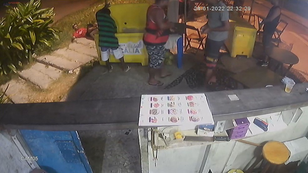 Quiosque funcionou normalmente com corpo de congolês ao lado