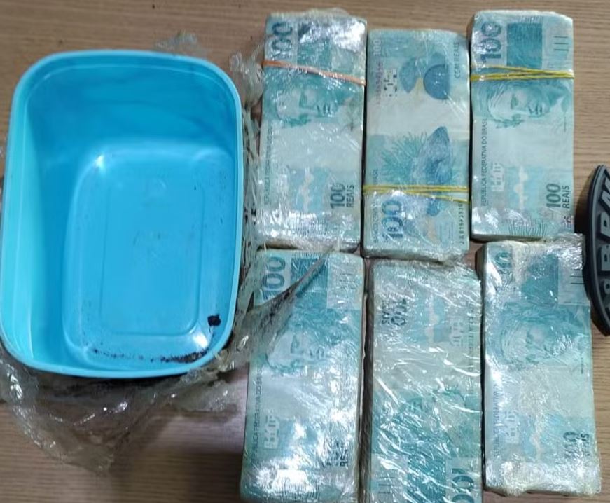 Aposentado encontra R$ 60 mil enterrado no jardim de casa; imóvel foi da mãe de ex-secretário de Saúde