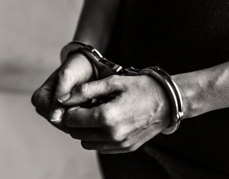 Suspeita de aplicar golpe de R$ 6 mil em loja de tintas é presa em Manaus