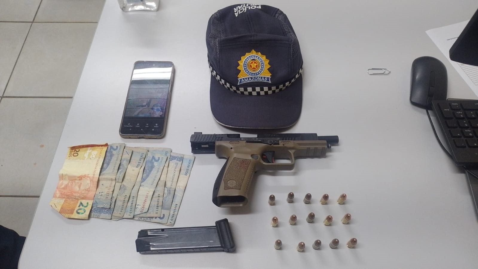 Assaltantes trocam tiros com PMs, batem carro durante fuga e acabam presos no Amazonas