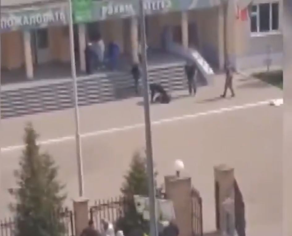 Atirador invade escola, mata 7 crianças e deixa 21 feridas em Kazan