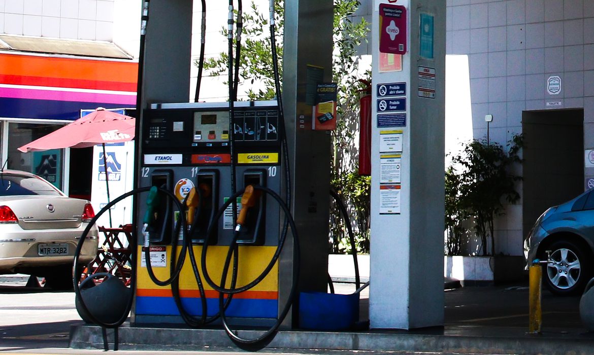 Governo federal garante abastecimento de combustíveis no país após ataques a refinarias