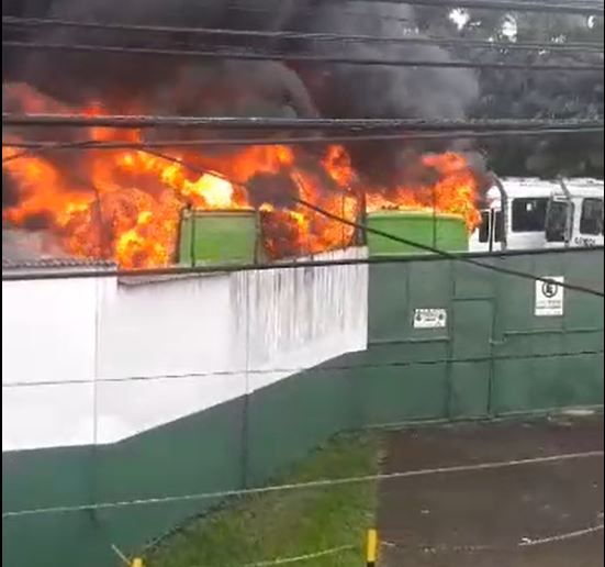 Incêndio em garagem de empresa destrói ônibus do transporte público em Mana