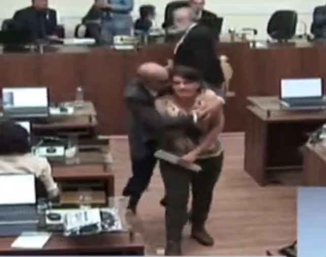 Assédio: Vereadora se revolta ao ser agarrada e beijada à força por vereador na Câmara