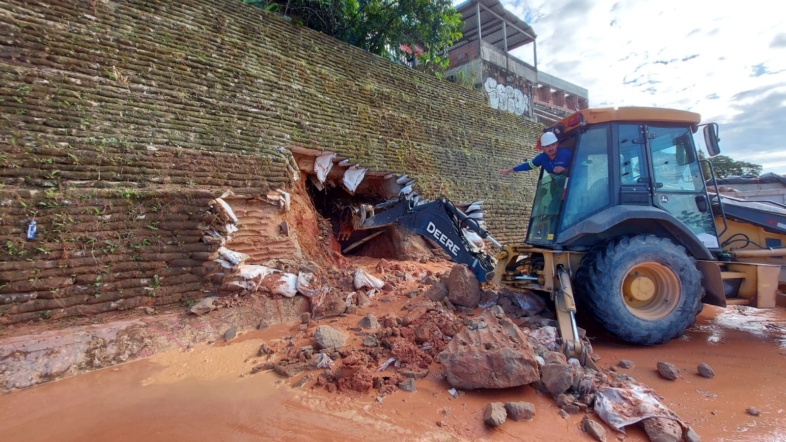 Bairros de Manaus ficam sem água após vazamento em rede de distribuição