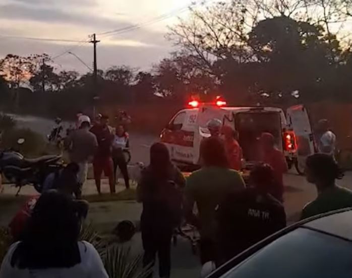 Motorista confunde freio com acelerador e prensa homem contra ônibus no Amazonas