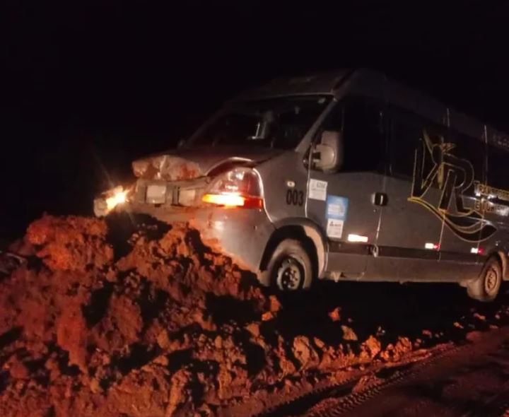 Adolescentes ficam feridos após van de excursão bater em bloqueio feito por bolsonaristas