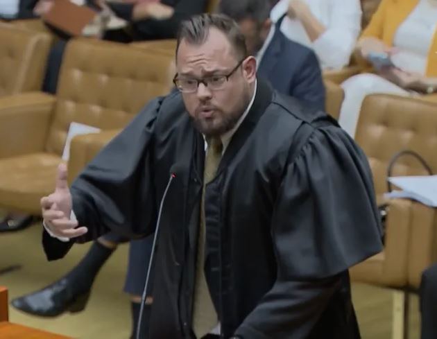 Advogado de bolsonarista é expulso de partido após atacar ministros e confundir livros no STF