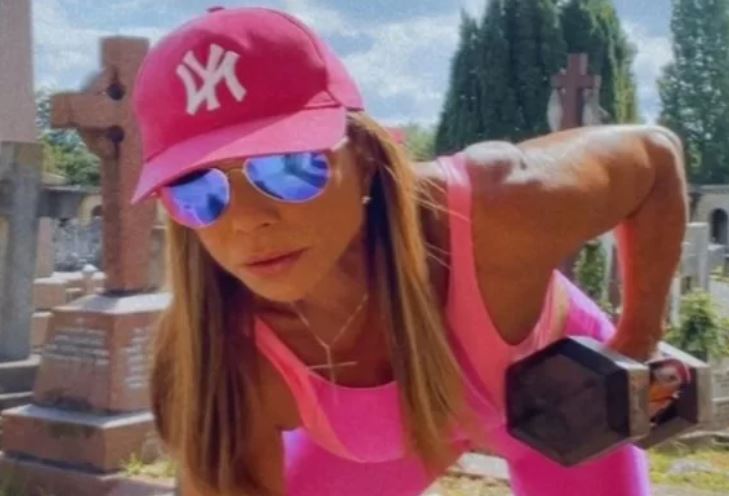 Influencer diz que foi perseguida em cemitério ao treinar entre jazigos