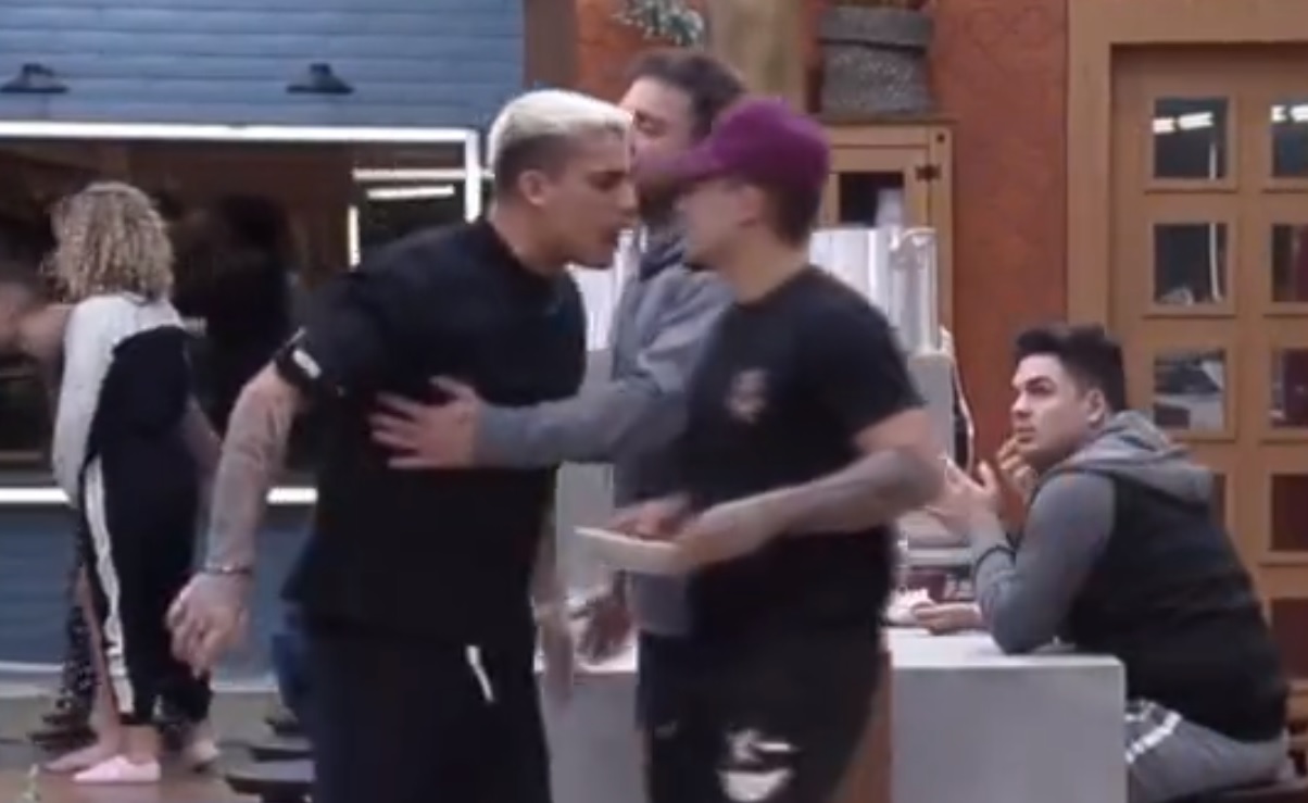 ‘Neydrasto’, Tiago Ramos expõe Thomaz Costa: ‘diz que é cristão e fuma maconha, beija e dá’