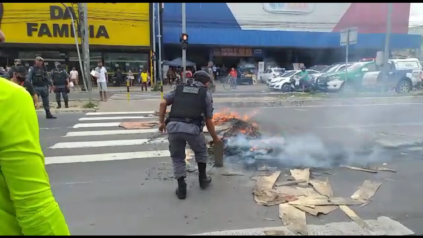 Moradores ateiam fogo e bloqueiam Torquato Tapajós durante protesto; Vídeo