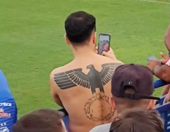 Polícia busca identificar torcedor que exibiu tatuagem nazista em Manaus