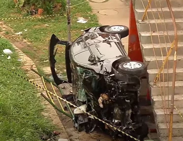 Dupla fica ferida após carro atingir prédio do Prosamin durante perseguição policial em Manaus 