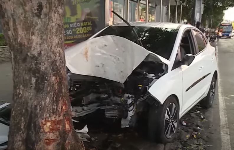 Casal fica ferido após carro invadir calçada de shopping e bater em árvore em Manaus