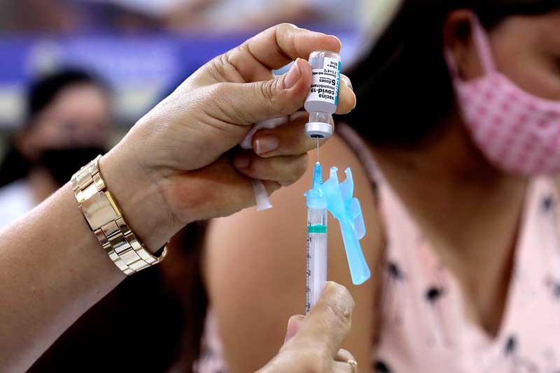 Pandemia completa 2 anos e vacina é aposta para combater coronavírus 