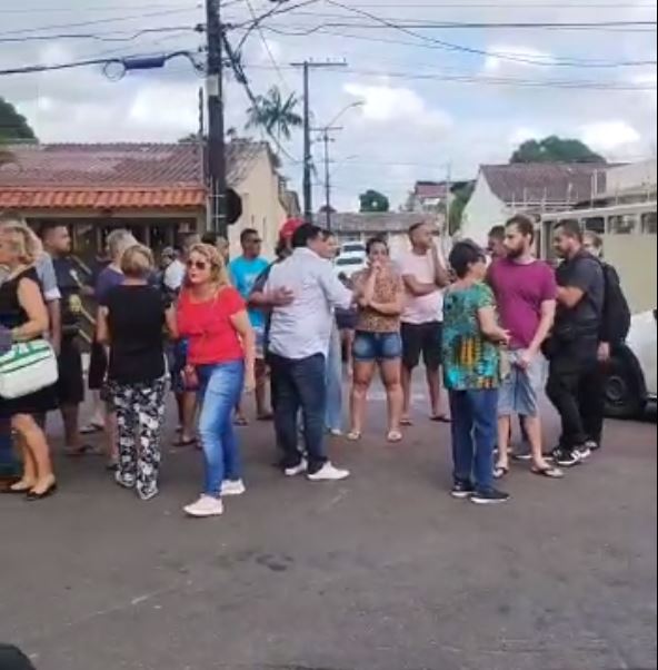 Moradores fecham rua e tentam impedir instalação de medidores de energia em Manaus