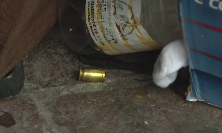 Moradores de rua são mortos a tiros de fuzil enquanto dormiam em metrô no RJ