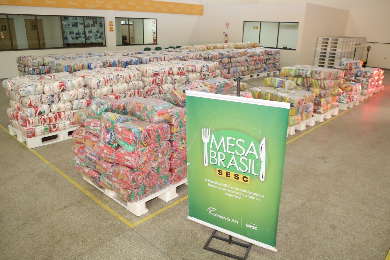 Toneladas de alimentos arrecadados durante jogo do Vasco e Guarani são doados em Manaus