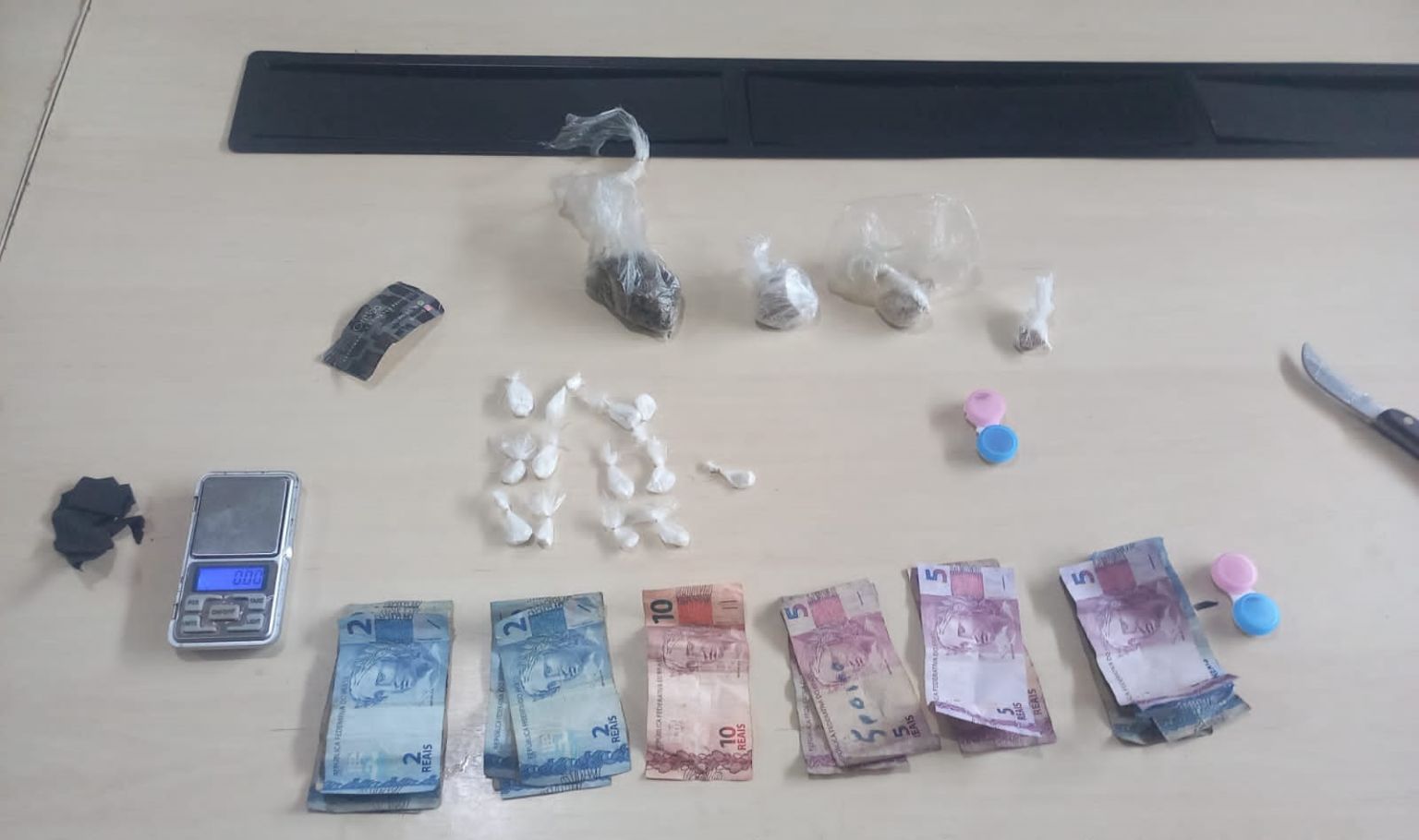 Policiais cantam 'parabéns' para jovem preso no dia do aniversário em Manaus