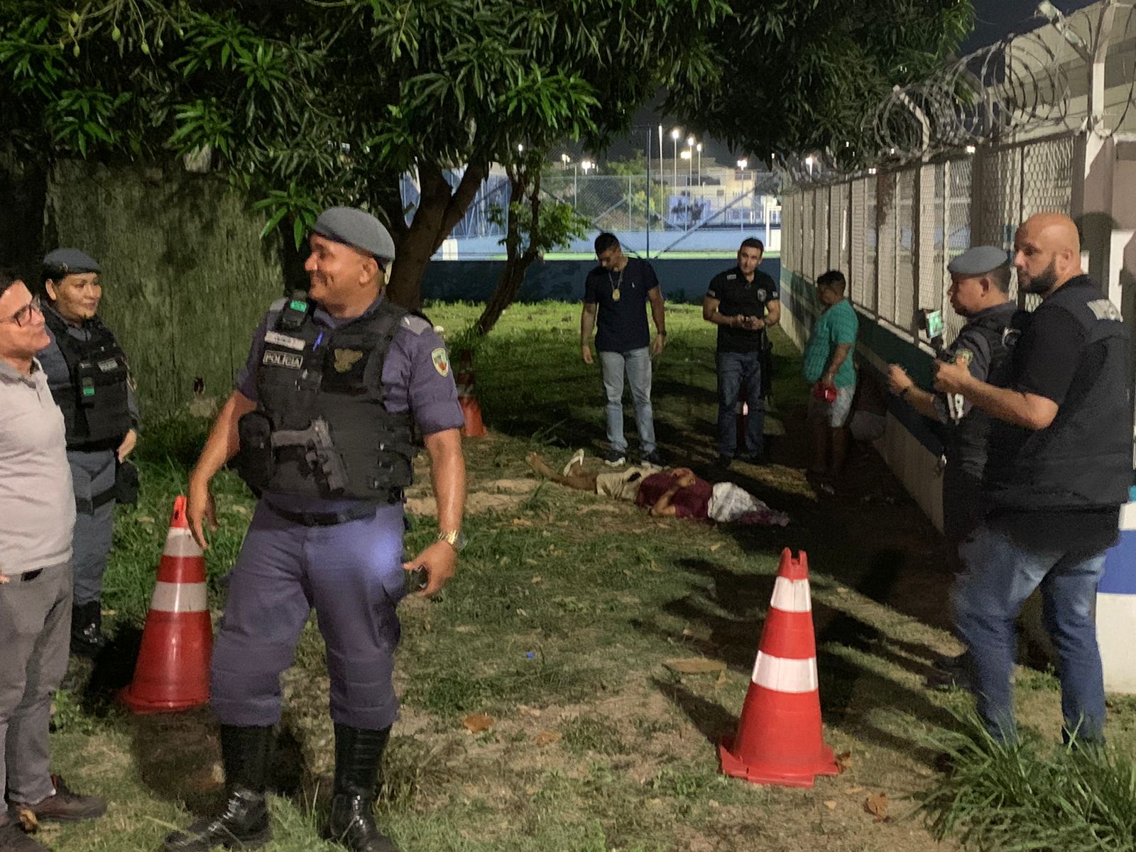 Homem é morto com 7 tiros durante transmissão 'ao vivo' de jogo de futebol em Manaus