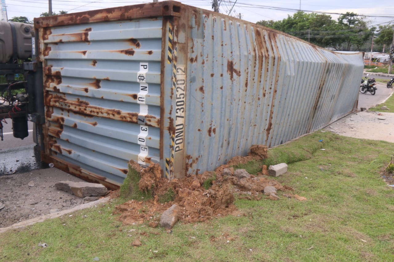 Carreta com madeira tomba e avenida deve ser interditada em Manaus