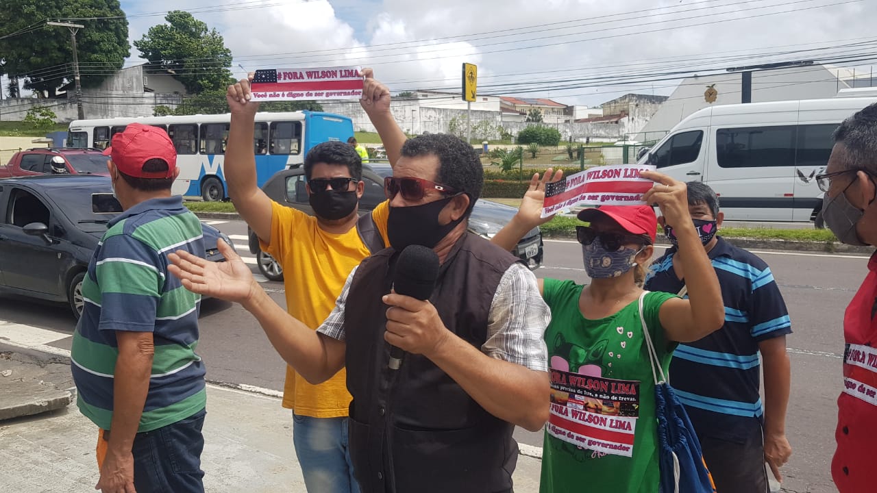 Feirantes e ambulantes pedem 'Fora Wilson Lima' em frente a sede do Governo