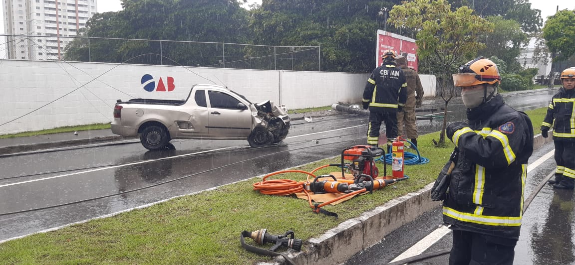 Motorista perde controle durante chuva e bate em poste na Ephigênio Sales