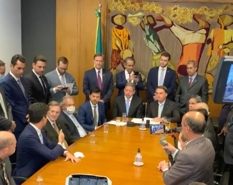 Bolsonaro entrega projeto que propõe privatização dos Correios