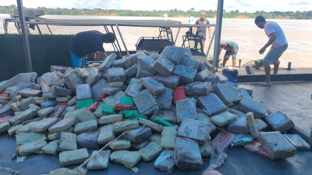 Vídeo: Polícia retira 3 toneladas de drogas de porão de balsa no Amazonas