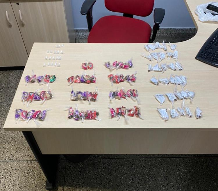 Homem é flagrado com 'bombons de maconha' em prisão de milicianos em Manaus