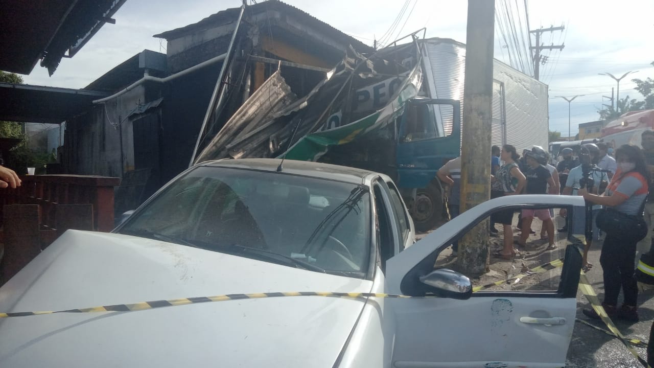 Caminhão perde controle, arrasta veículos e deixa 4 vítimas em Manaus